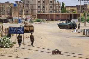 Quân đội Sudan gác trên một đường phố ở thủ đô Khartoum, ngày 6-5-2023. Ảnh: AFP/TTXVN