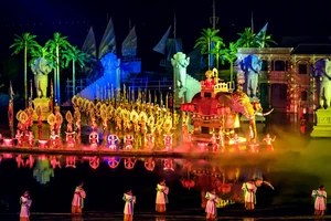 Một show diễn thực cảnh ở TP Hội An (tỉnh Quảng Nam) thu hút nhiều du khách trong nước và quốc tế. Ảnh: SGGP