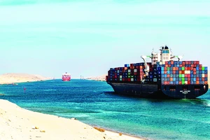 Một tàu vận tải đi qua kênh đào Suez