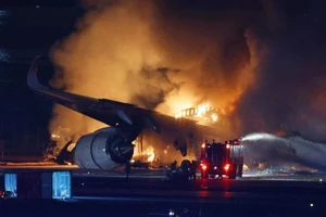 Vụ tai nạn tại sân bay Haneda: Tìm được hộp đen của một máy bay