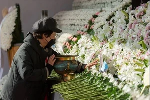 Tưởng niệm các nạn nhân thiệt mạng trong thảm kịch giẫm đạp tại Seoul, Hàn Quốc. Ảnh: THX/TTXVN