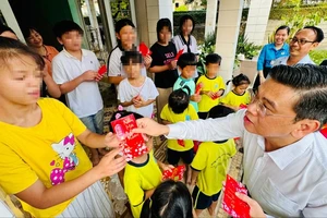Phó Chủ tịch UBND TPHCM Nguyễn Văn Dũng thăm, chúc tết các đơn vị