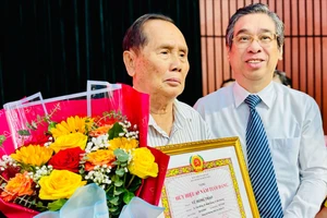 Phó Bí thư Thành ủy TPHCM Nguyễn Phước Lộc trao Huy hiệu Đảng cho đảng viên cao tuổi đảng ở quận 12