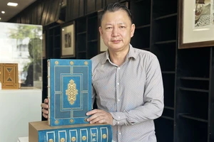 Ông Trần Đại Thắng với tác phẩm Số Đỏ của nhà văn Vũ Trọng Phụng, ấn bản đặc biệt, hộp gỗ, bìa da, sản xuất hoàn toàn thủ công