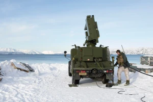 Một binh sĩ Na Uy tiếp nhiên liệu cho phương tiện chở radar thuộc hệ thống phòng không NASAMS. Ảnh: Bộ Quốc phòng Na Uy/Baotintuc