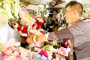 Hoa tươi phục vụ ngày lễ Tình nhân tại chợ Hồ Thị Kỷ, quận 10, TPHCM. Ảnh: HÂN GIA