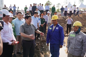 Thủ tướng Phạm Minh Chính kiểm tra tiến độ dự án đường Vành đai 3 đoạn qua TPHCM. Ảnh: HOÀNG HÙNG