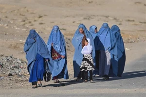 Phụ nữ Afghanistan mặc trang phục Burqa tại Ghanzni (Afghanistan). Ảnh: AFP/TTXVN/Vietnamplus