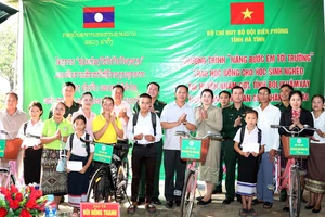 Bộ đội Biên phòng tỉnh Hà Tĩnh nhận đỡ đầu 5 em học sinh Lào