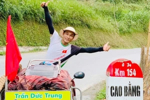 Đi bộ xuyên Việt với chiếc xe hút đinh