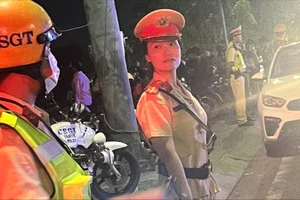 “Bóng hồng” CSGT TP Thủ Đức căng mình điều tiết giao thông trong đêm bắn pháo hoa 
