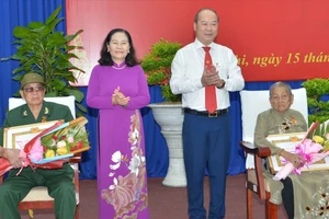 Đồng chí Nguyễn Thị Lệ trao Huy hiệu Đảng đến đảng viên huyện Củ Chi