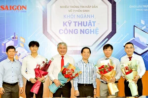 Nhà báo Nguyễn Thành Lợi, Phó Tổng Biên tập thường trực Báo SGGP (thứ 3 từ phải sang) tặng hoa các khách mời tham gia buổi giao lưu trực tuyến. Ảnh: THANH HÙNG