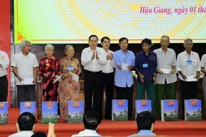 Chủ tịch Quốc hội Trần Thanh Mẫn tặng quà cho 20 gia đình có công với cách mạng tại TP Vị Thanh, tỉnh Hậu Giang