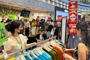 Khách mua sắm tại Trung tâm thương mại AEON Mall quận Tân Phú, TPHCM
