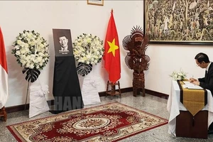 Viếng và viết sổ tang chia buồn trước sự ra đi của nguyên Phó Tổng thống Indonesia Hamzah Haz