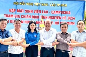 Đại diện Hội Hữu nghị Việt Nam - Lào TPHCM bày tỏ tình cảm với sinh viên Lào, Campuchia