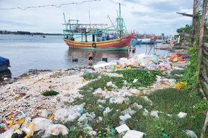 Rác nhựa, túi ni lông tràn ngập cửa biển