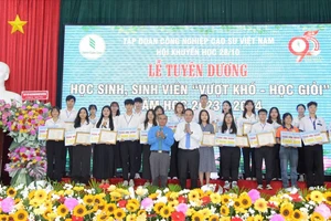 VRG tổ chức tuyên dương 580 học sinh, sinh viên vượt khó, học giỏi