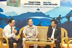 Trung tướng Lưu Phước Lượng và nhà thơ Trần Thế Tuyển cùng ra mắt sách