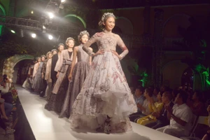 Biểu diễn thời trang mừng APEC 2017