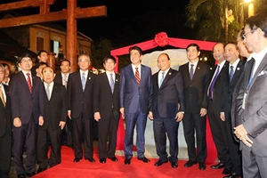 Thủ tướng Nguyễn Xuân Phúc và Thủ tướng Shinzo Abe tháo băng khai trương "Không gian Văn hóa Việt Nam - Nhật Bản"