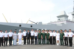 Tàu khu trục của Hải quân Singapore thăm Đà Nẵng