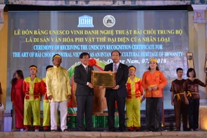 Chủ tịch UBND tỉnh Quảng Nam Đình Văn Thu (phải) trao bằng công nhận cho đại diện sở VH,TT&DL Quảng Nam
