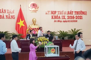 Các đại biểu bỏ phiếu kiện toàn nhân sự HĐND, UBND TP Đà Nẵng khóa IX, nhiệm kỳ 2016-2021