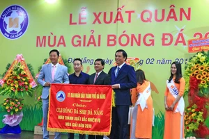 HLV Lê Huỳnh Đức (trái) tại Lễ xuất quân sáng 20-2.