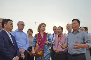 Bộ trưởng Bộ TN-MT Trần Hồng Hà và lãnh đạo UBND tỉnh Quảng Nam làm việc với Bộ trưởng Bộ Cơ sở hạ tầng và quản lý nước Hà Lan Cora van Nieuwenhuizen