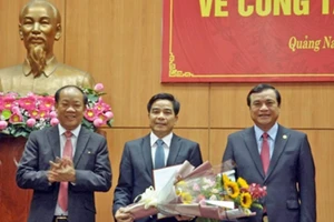 Ông Phan Việt Cường và Đinh Văn Thu trao quyết định chuẩn y, tặng hoa chúc mừng ông Lê Văn Dũng