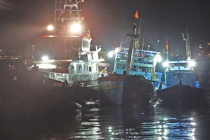 Xuyên đêm cứu 16 ngư dân trên 2 tàu cá gặp nạn tại vùng biển Hoàng Sa