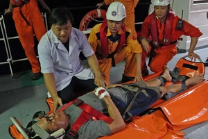 Vượt biển cứu thuyền viên người nước ngoài bị tai nạn trong đêm