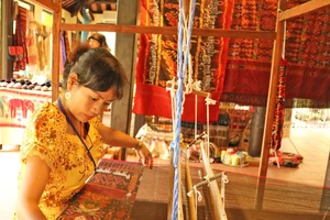 Hơn 80 nghệ nhân đến từ các làng nghề truyền thống sẽ trình diễn ươm tơ, dệt lụa tại Hội An