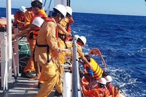 Cứu 6 thuyền viên bị chìm tàu trên vùng biển quần đảo Hoàng Sa
