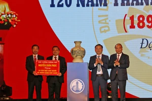 Thủ tướng Chính phủ Nguyễn Xuân Phúc tặng bình gốm sứ cho huyện Đại Lộc, tỉnh Quảng Nam