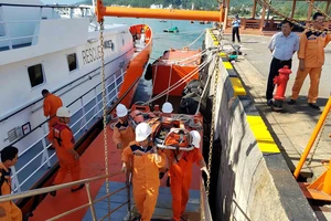 Ứng cứu thuyền trưởng bị bệnh khi đang hành nghề trên vùng biển Hoàng Sa 