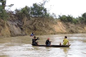 Lật đò trên sông Vu Gia, 6 người mất tích 