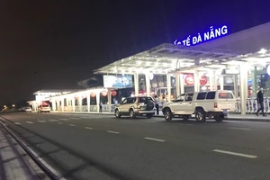 2 xe ô tô mang biển kiểm soát của tỉnh Quảng Nam (1 biển số xanh, 1 biển trắng) chở 4 du khách Anh ra sân bay Đà Nẵng
