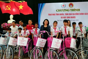 Phó Chủ tịch nước Đặng Thị Ngọc Thịnh thăm, tặng quà cho các em học sinh, hộ nghèo huyện Đại Lộc, Quảng Nam
