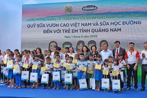 Hơn 33.000 trẻ em miền núi Quảng Nam được uống sữa tại trường