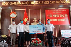 Ngân hàng TMCP Công Thương Việt Nam (Vietinbank) ủng hộ Quảng Nam 5 tỷ đồng