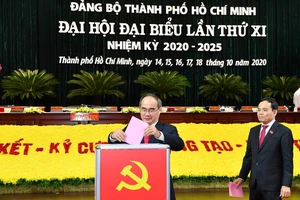 Đồng chí Nguyễn Thiện Nhân, Bí thư Thành ủy TPHCM bỏ phiếu tại đại hội. Ảnh: VIỆT DŨNG