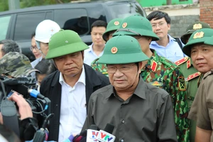 Phó Thủ tướng Trịnh Đình Dũng kiểm tra bờ biển Cửa Đại