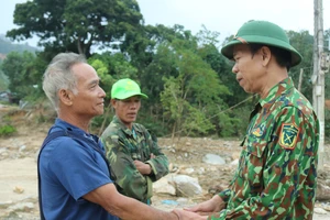 Ông Nguyễn Quảng thăm hỏi người dân xã Phước Thành mất nhà
