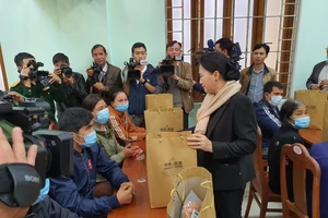 Chủ tịch Quốc hội thăm người dân vùng sạt lở Phước Sơn