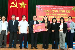 TPHCM trao quà tết cho người dân Quảng Nam, Quảng Ngãi