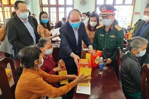 Thủ tướng Nguyễn Xuân Phúc thăm, tặng quà tết gia đình chính sách, hộ khó khăn tại Quảng Nam