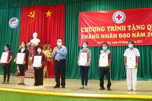 Trưởng Ban Tuyên giáo Trung ương thăm, tặng quà cho người nghèo ở Tiền Giang